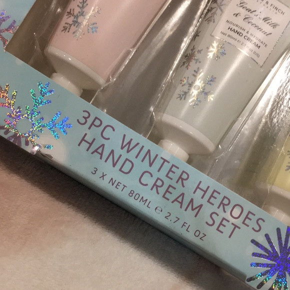 Taylor & Finch Australia Holiday 3 Piece Winter Heros Scented Hand Cream Set NWT - Picture 3 of 16